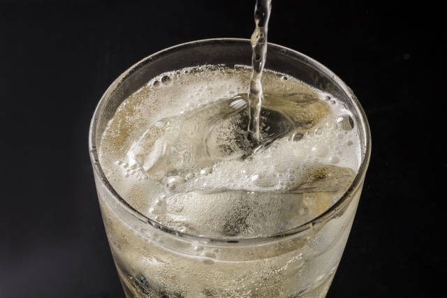 ハイボールのグラスのアップ