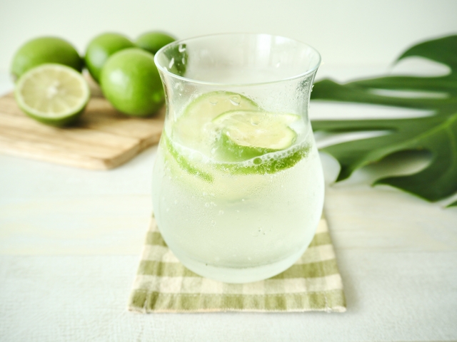 氷の入ったグラスに注がれたシークワーサーのドリンク