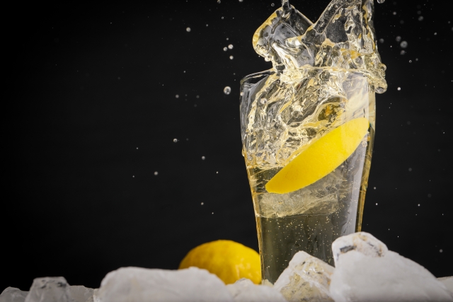 氷とレモンが入ったグラスに注がれたハイボール