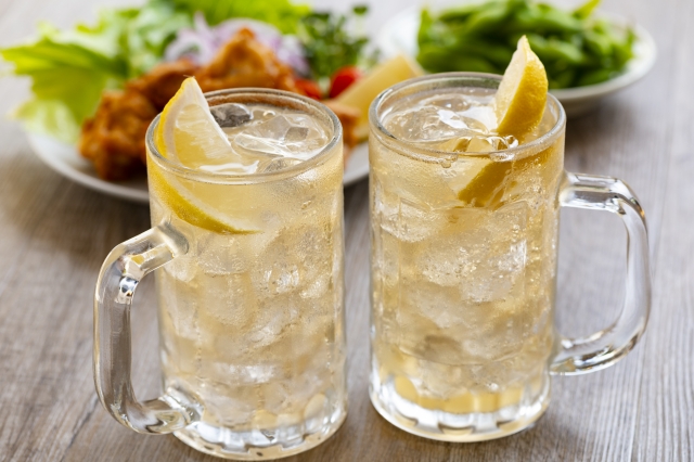 居酒屋のレモンサワー2杯と唐揚げ
