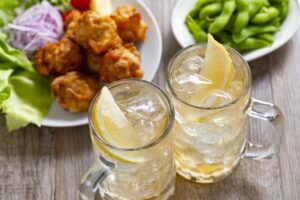 居酒屋のハイボールジョッキと唐揚げ・枝豆のおつまみ