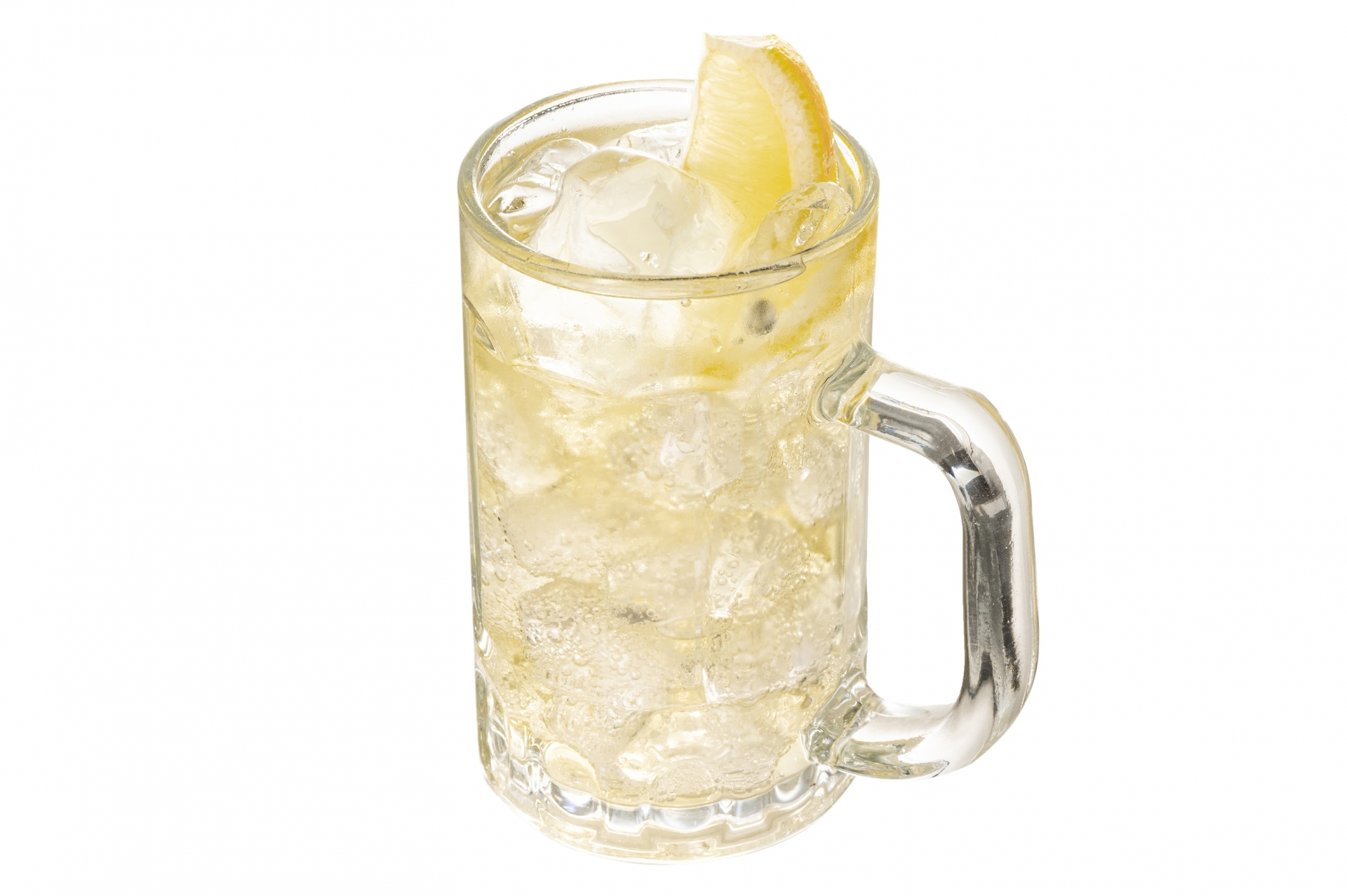 レモンを添えた冷たいハイボールジョッキ（白背景・切り抜き）