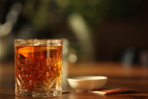 ウイスキーのストレート・グラス・琥珀色