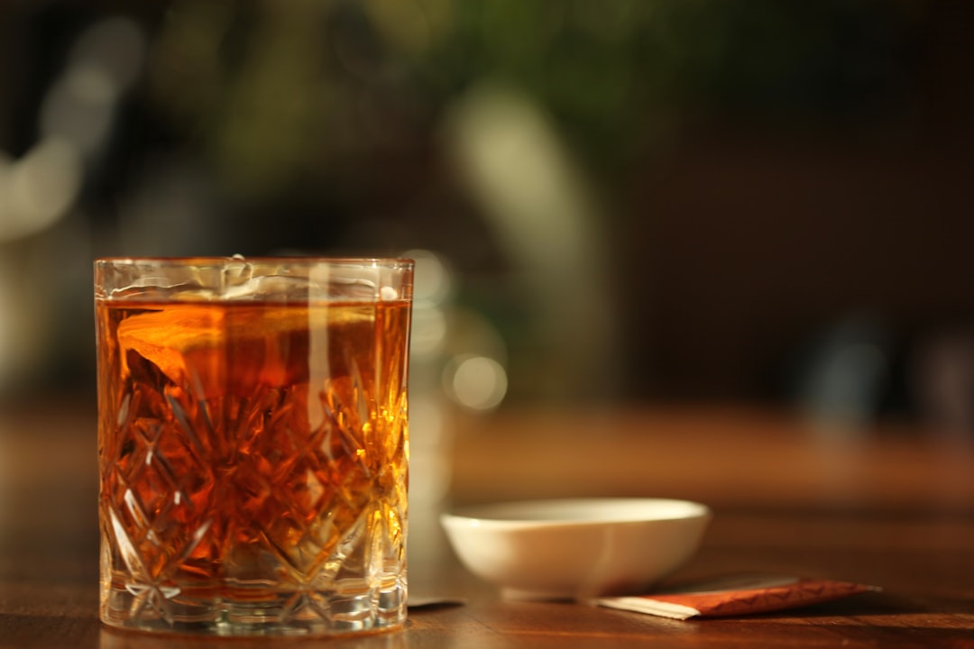 ウイスキーの4つの飲み方を並べたシーン