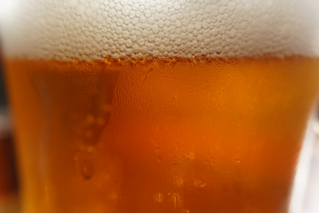 ジョッキに注がれたビールと泡