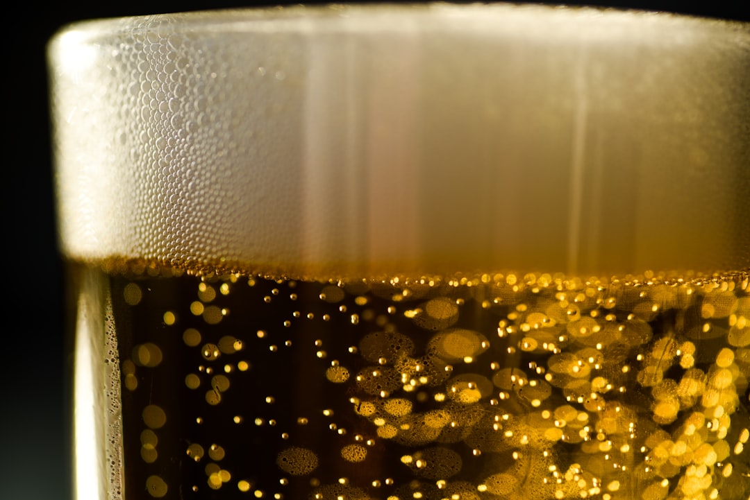 ビールの泡と炭酸のクローズアップ