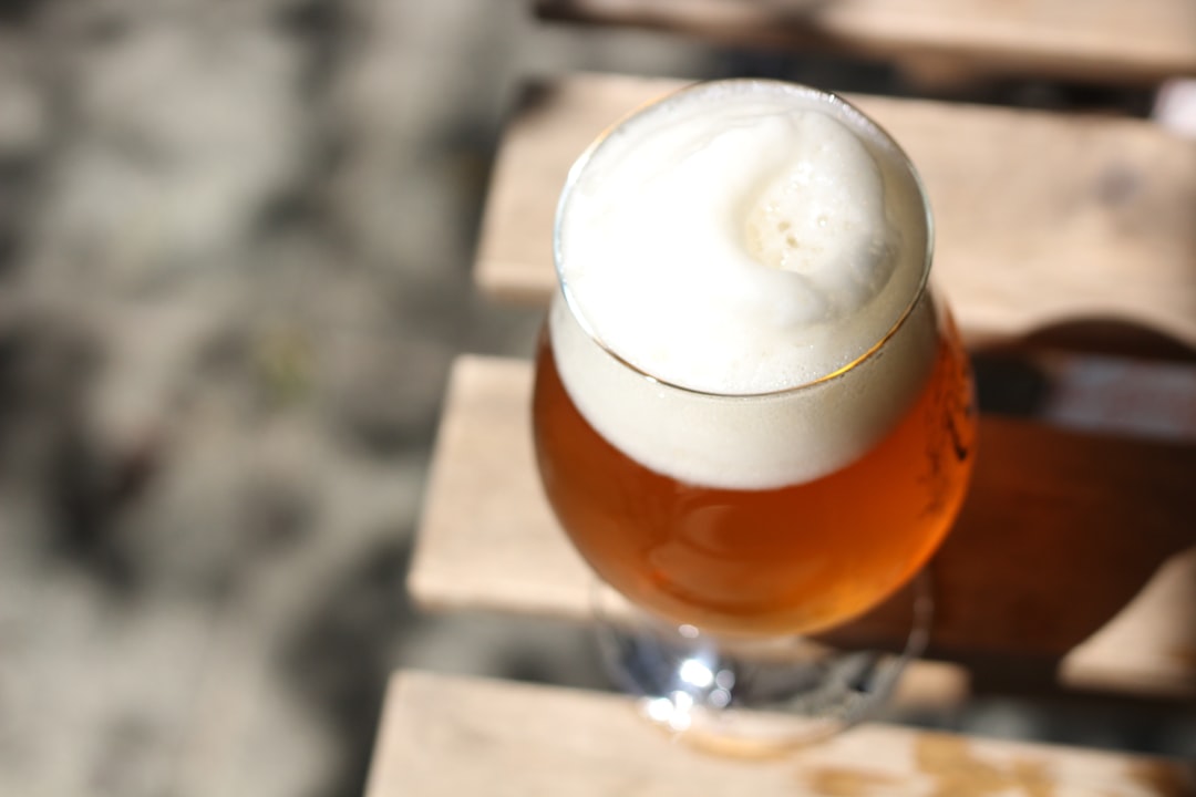 グラスに注がれた泡豊かなエールビール