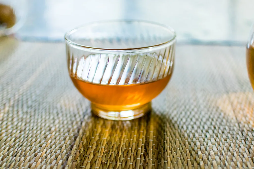 琥珀色の梅酒が入ったグラス