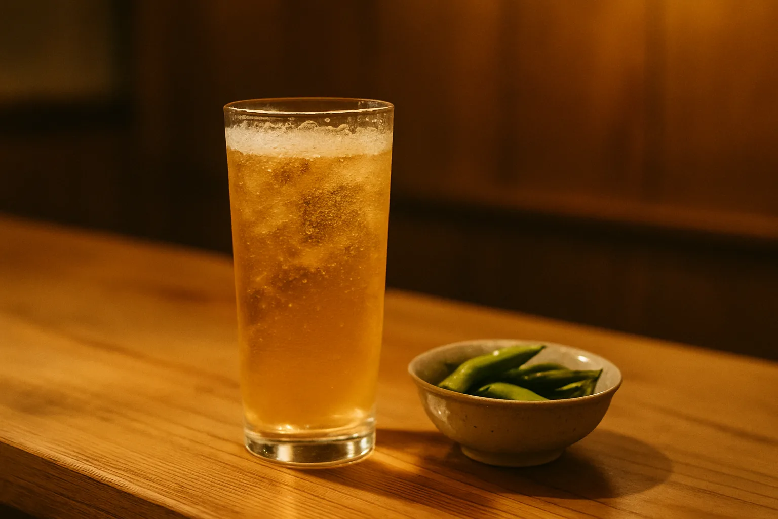 和風カウンターのハイボールグラスと枝豆の小鉢
