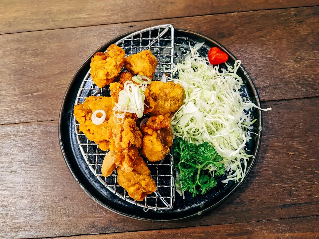 揚げ物のおつまみと焼酎のグラスが並ぶ晩酌の食卓