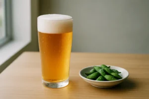 グラスに注がれたノンアルコールビールと枝豆