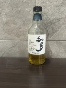 筆者が自宅で撮影した知多 350ml のボトル（開封済み）