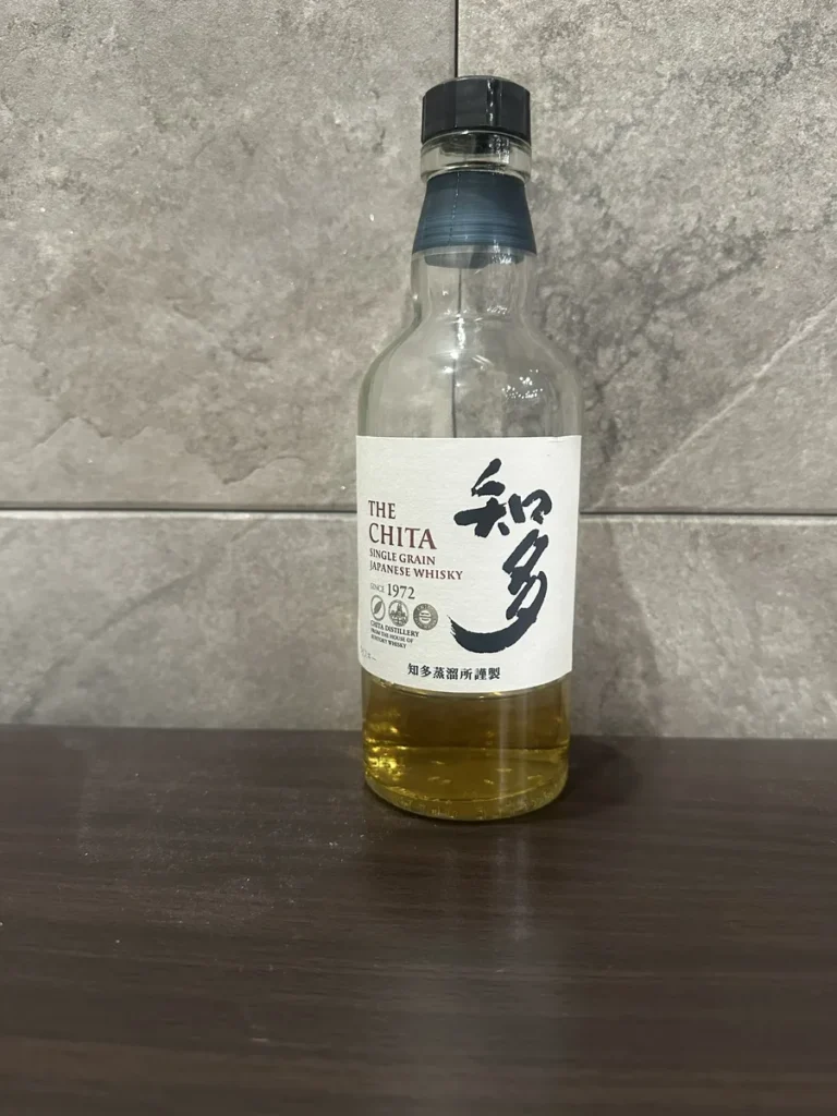 筆者が自宅で撮影した知多 350ml のボトル（開封済み）