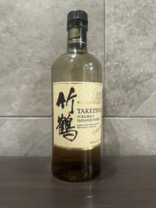 筆者が自宅で撮影した竹鶴ピュアモルトのボトル