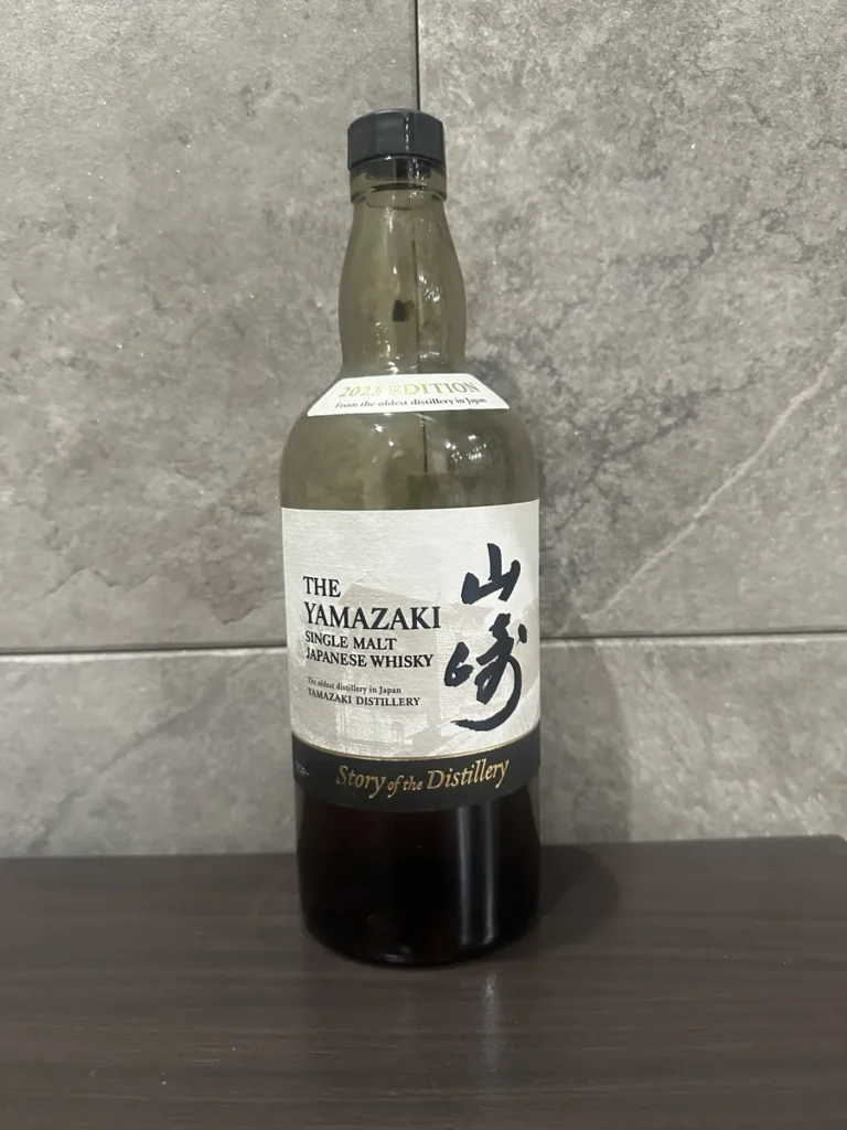 筆者が自宅で撮影した山崎 Story of the Distillery 2025 EDITION のボトル