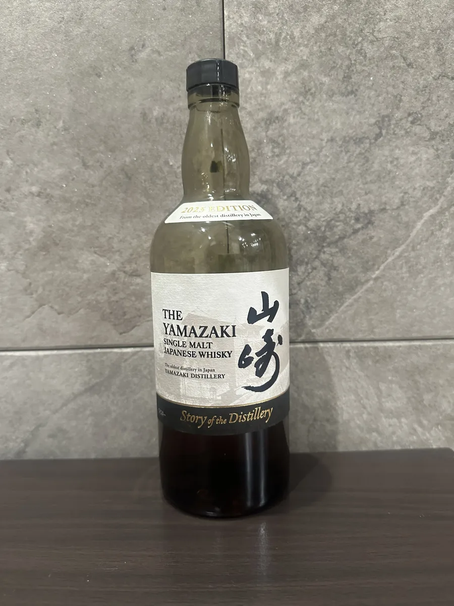 筆者が自宅で撮影した山崎 Story of the Distillery 2025 EDITION のボトル
